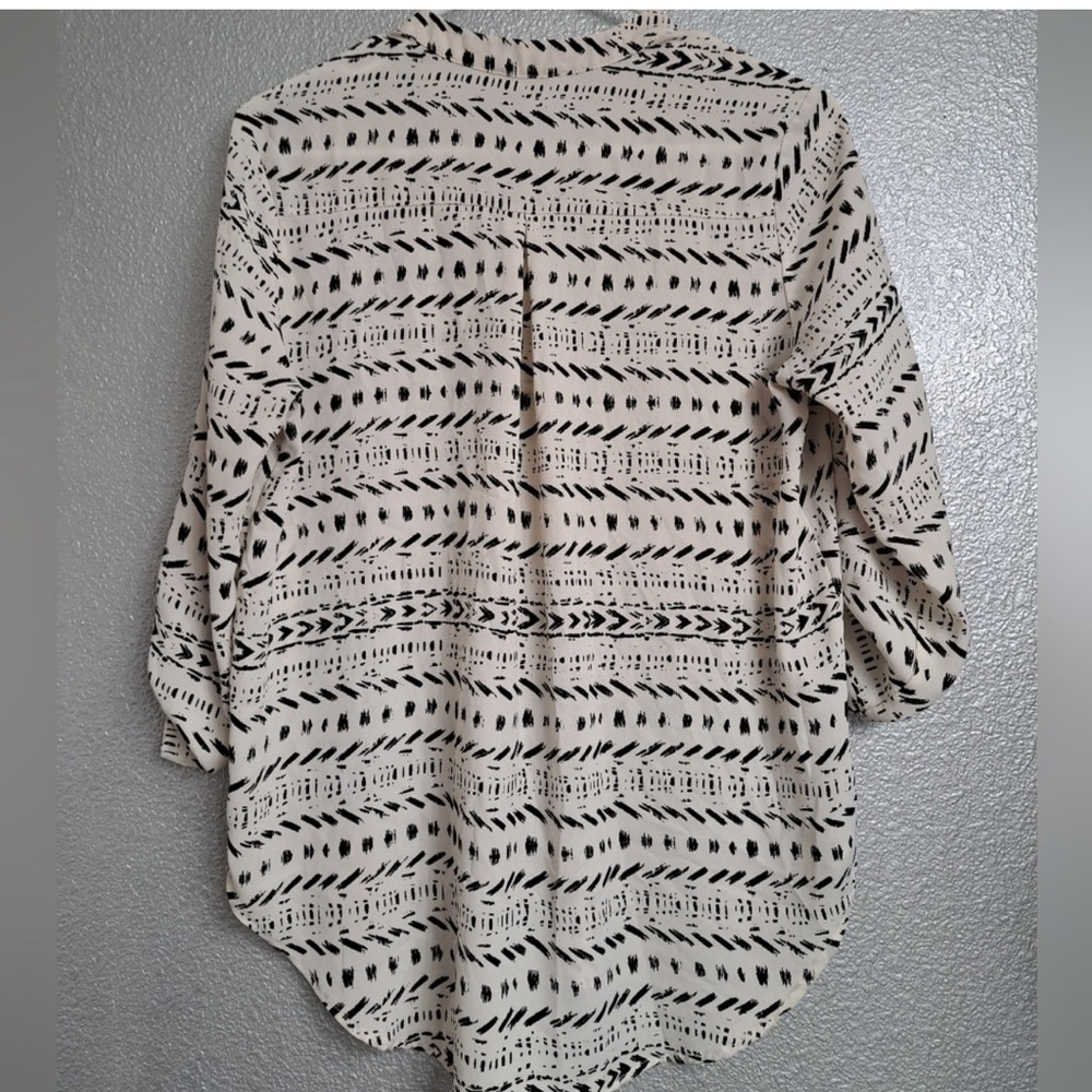 Lush Printed Roll Tab Sleeve Blouse  Size S - Picture 2 of 5